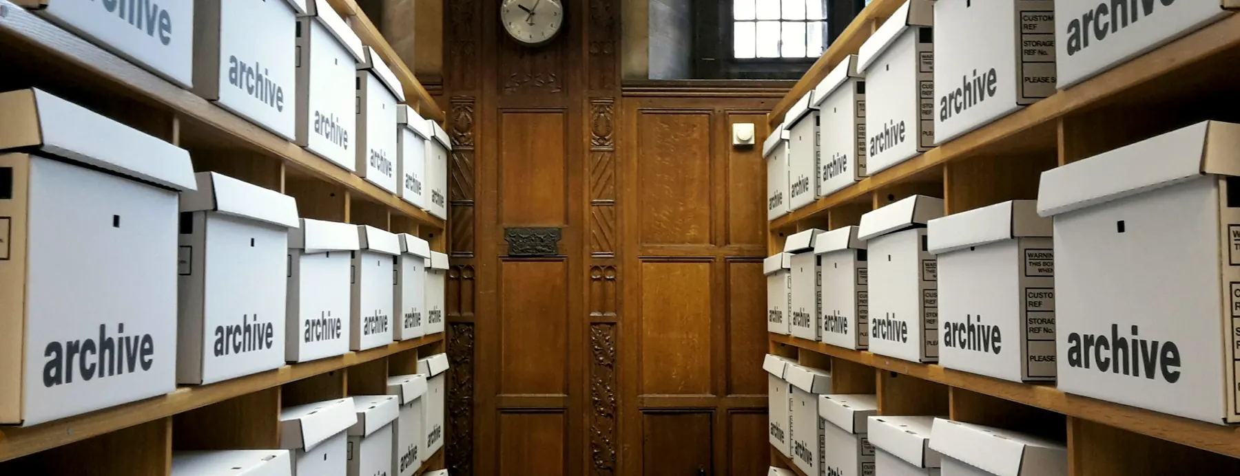 Boîtes d’archives rangées sur les étagères
