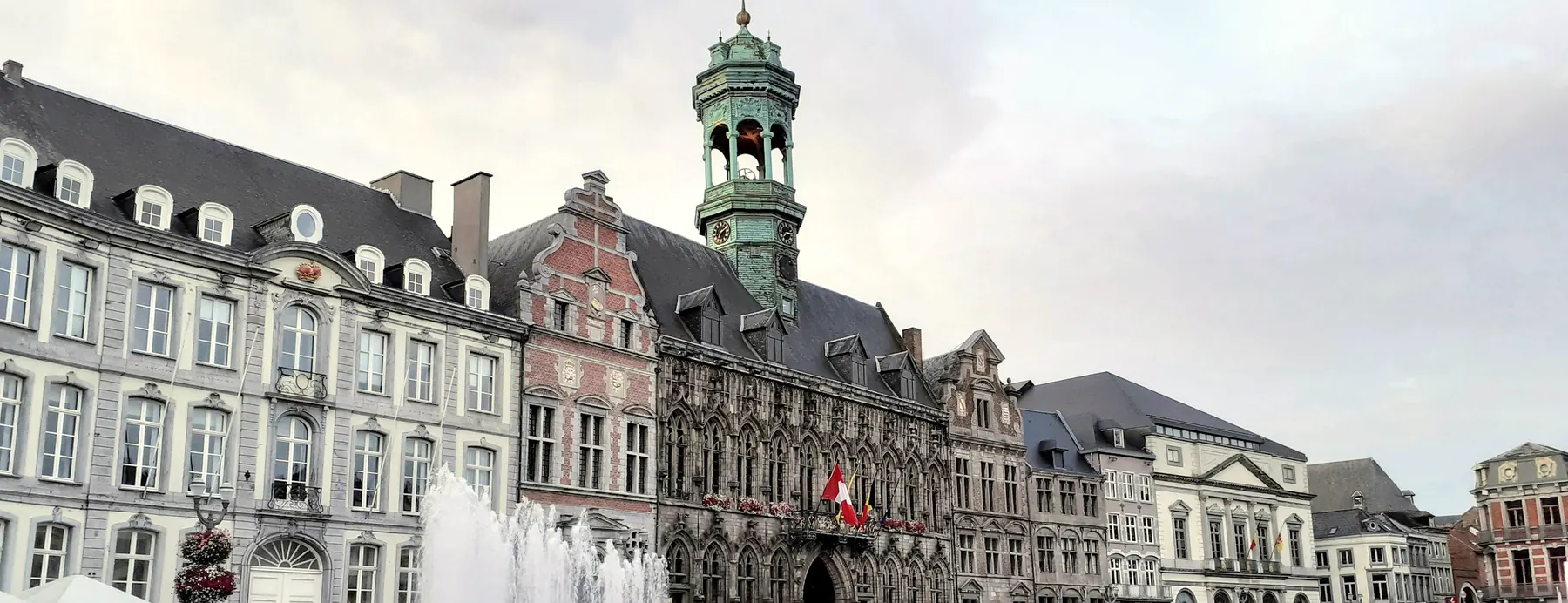La Grand-Place de Mons et l’hôtel de ville