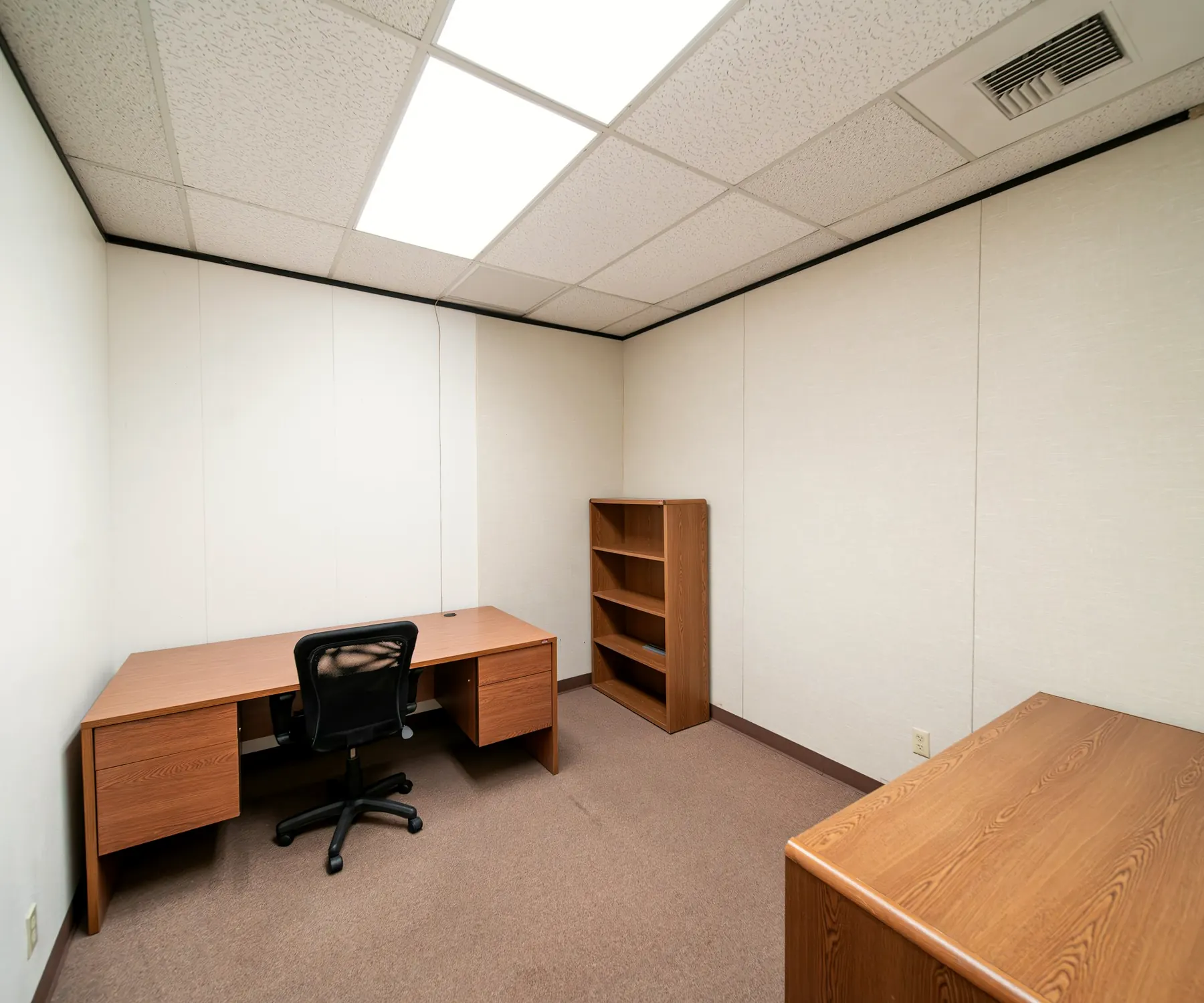Bureau vide dans une pièce de travail